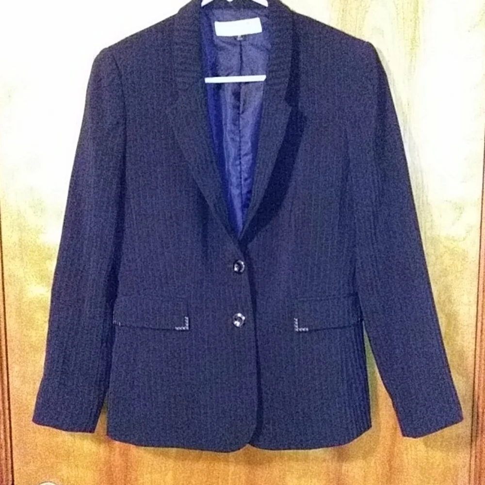 Tahari suit jacket 8 black pinstripes - Picture 3 of 9